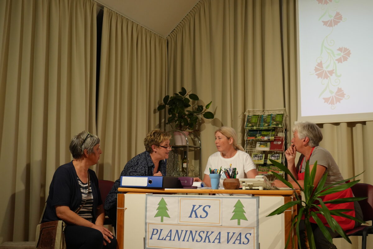 Napovedujemo: Predstavitev knjige Smeh na odru Irene Hvala 03